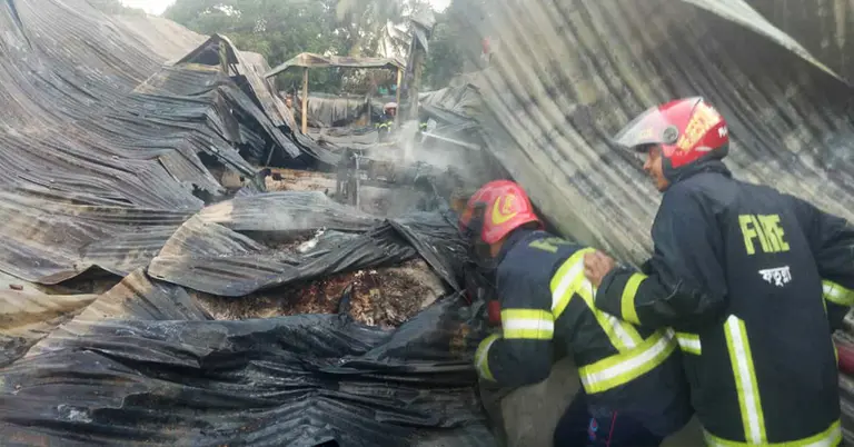 আগুনে পুড়ে যাওয়া কারখানা